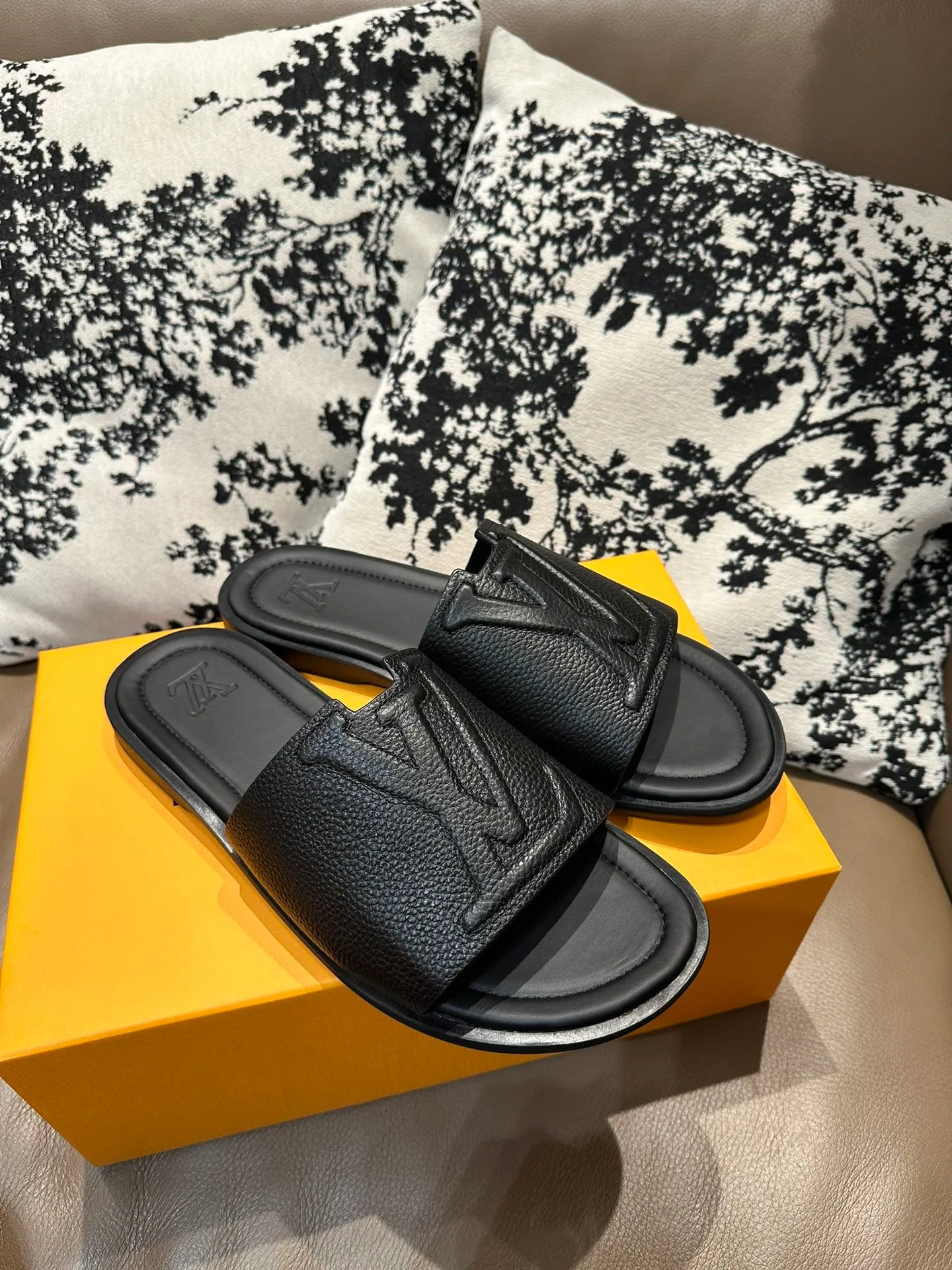 Men's shoes💰360💰 New LV slippers hot sale🩴 Full cowhide surface, cowhide lining, cowhide feet, size 36-46
